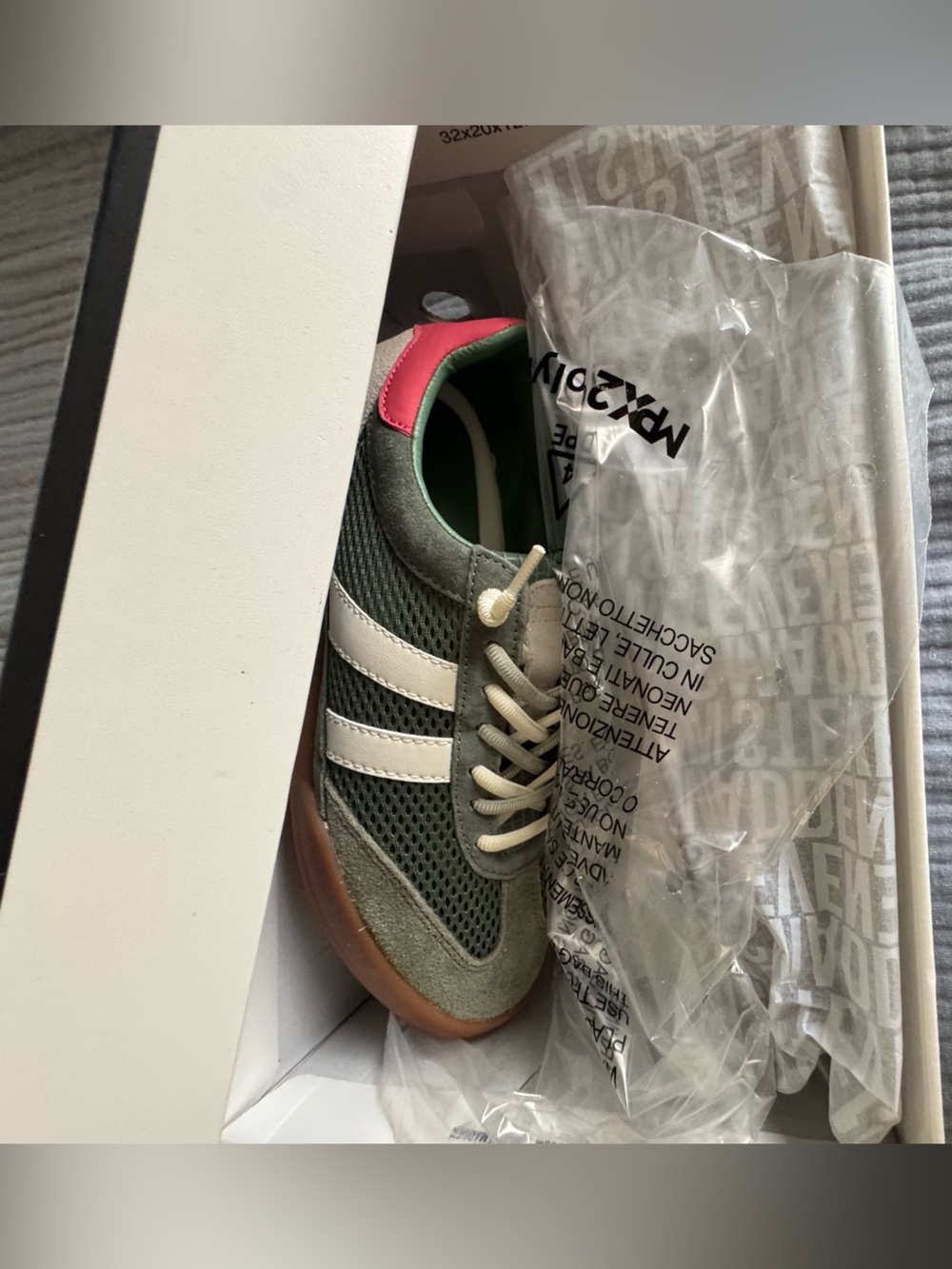 NIB Steve Madden Verdict Green Suede Retro Sneakers Gum Sole Size 7 - Picture 5 of 5